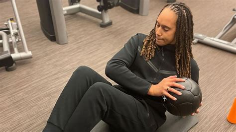 Brittney Griner Goes Fully Nude for ESPN’s 2015。